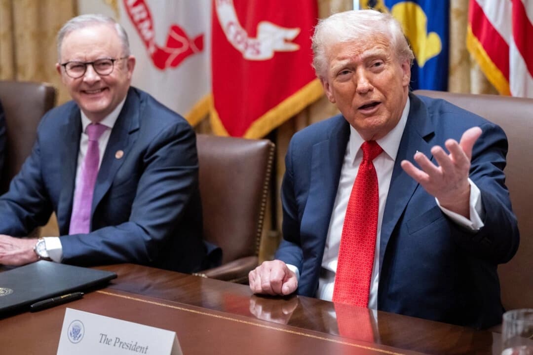 El presidente de Estados Unidos, Donald Trump (Dcha.), habla durante una reunión con el primer ministro australiano, Anthony Albanese (Izq.), en la Sala del Gabinete de la Casa Blanca, el 20 de octubre de 2025. (Saul Loeb/AFP vía Getty Images)