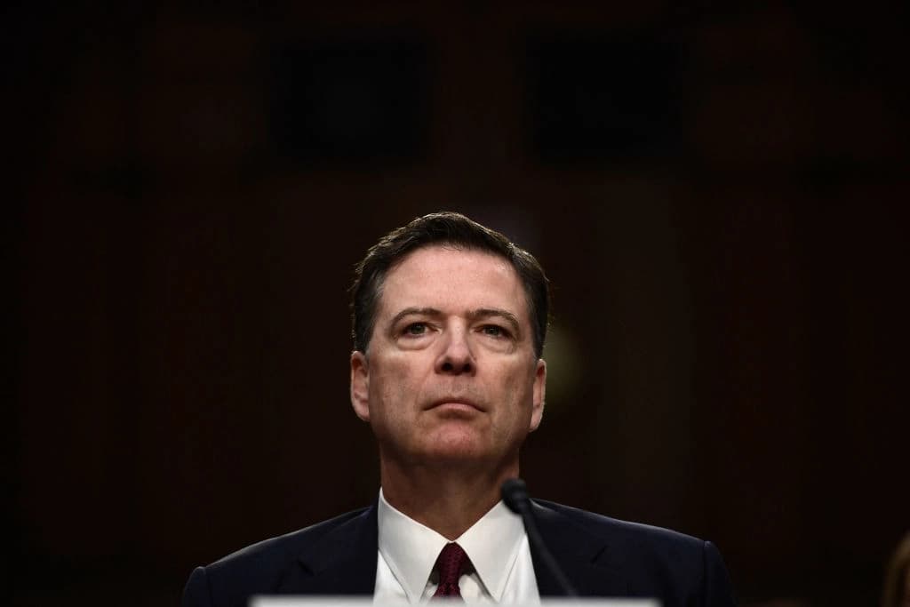 El exdirector del FBI, James Comey, llega para testificar en una audiencia del Comité Selecto de Inteligencia del Senado, en el Capitolio, el 8 de junio de 2017. (Brendan Smialowski/AFP vía Getty Images)