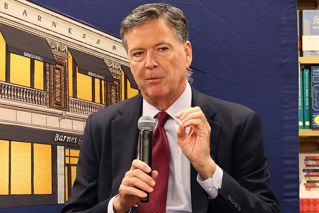 El autor James Comey, exdirector del FBI, habla en la librería Barnes & Noble Upper West Side el 19 de mayo de 2025 en la ciudad de Nueva York. (Michael M. Santiago/Getty Images)