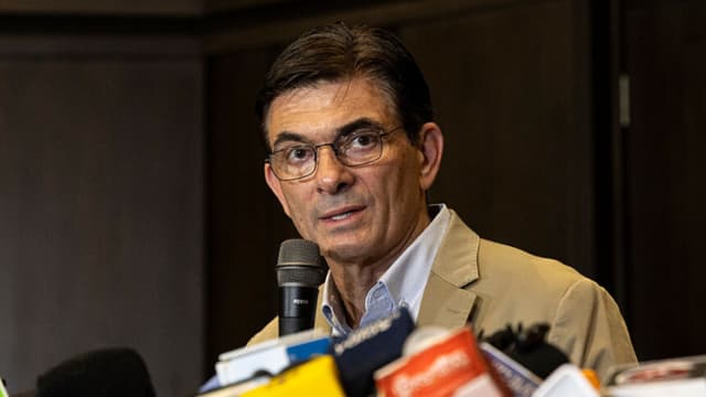 El presidente electo Rodrigo Paz habla durante una rueda de prensa junto al vicepresidente electo Edman Lara (no aparece en la imagen) en el Hotel Plaza Grande el 20 de octubre de 2025 en La Paz, Bolivia. (Lucas Aguayo/Getty Images)