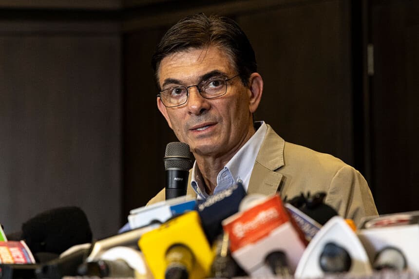 El presidente electo Rodrigo Paz habla durante una rueda de prensa junto al vicepresidente electo Edman Lara (no aparece en la imagen) en el Hotel Plaza Grande el 20 de octubre de 2025 en La Paz, Bolivia. (Lucas Aguayo/Getty Images)