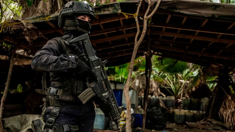 Operativo en Sinaloa: 18 detenidos y decomiso de armas y químicos para drogas sintéticas