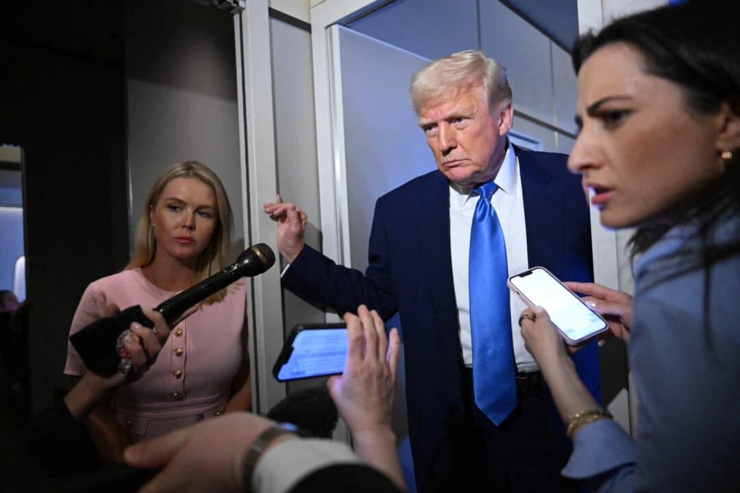 El presidente Donald Trump habla con periodistas a bordo del Air Force One, camino a la Base Conjunta Andrews, Maryland, el 6 de abril de 2025. (Mandel Ngan/AFP vía Getty Images)