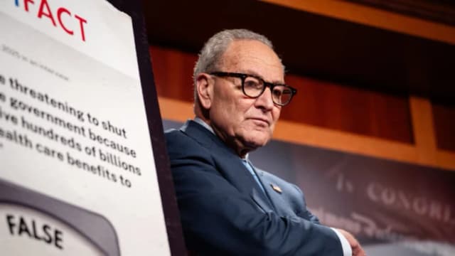 Schumer y Jeffries buscan reunirse con Trump antes de su viaje a Asia