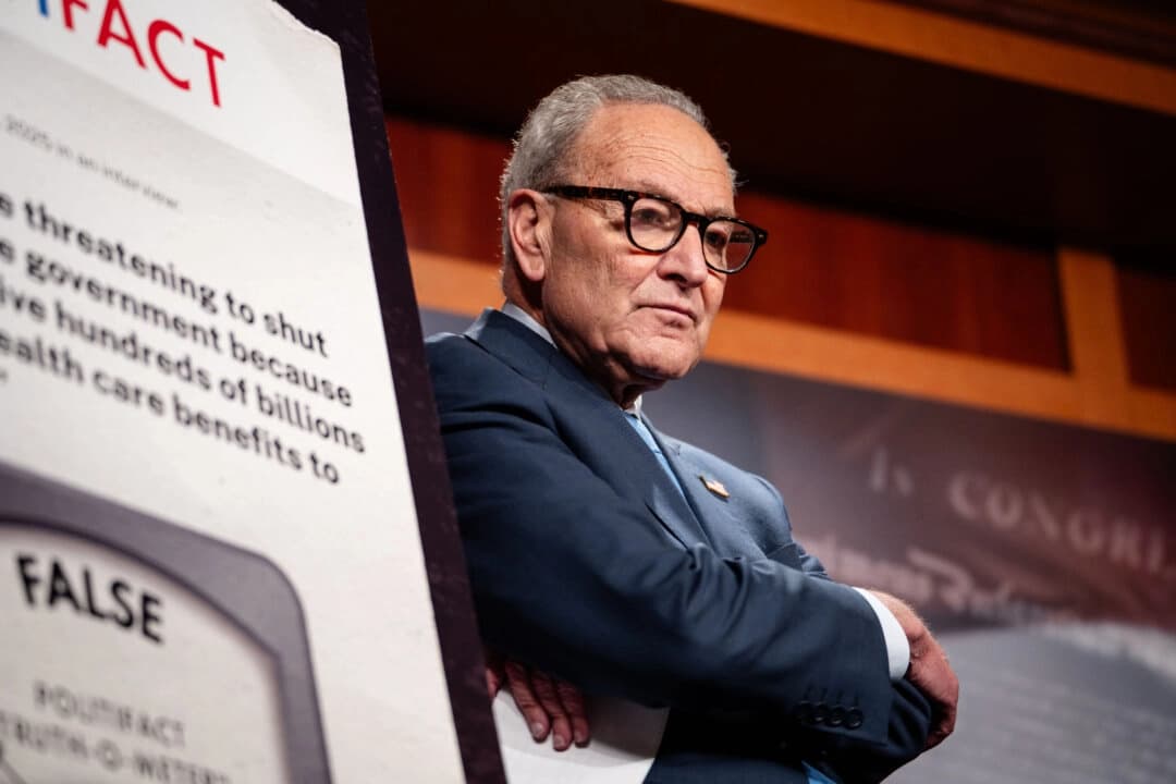 El líder de la minoría del Senado, Chuck Schumer (D-N.Y.), habla en una conferencia de prensa durante el tercer día del cierre gubernamental en Washington el 3 de octubre de 2025. (Madalina Kilroy/The Epoch Times)