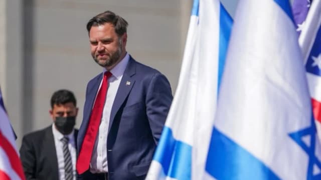 El vicepresidente J.D. Vance llega al aeropuerto Ben Gurión de Tel Aviv, Israel, el 21 de octubre de 2025. (Nathan Howard/Pool/AFP vía Getty Images)