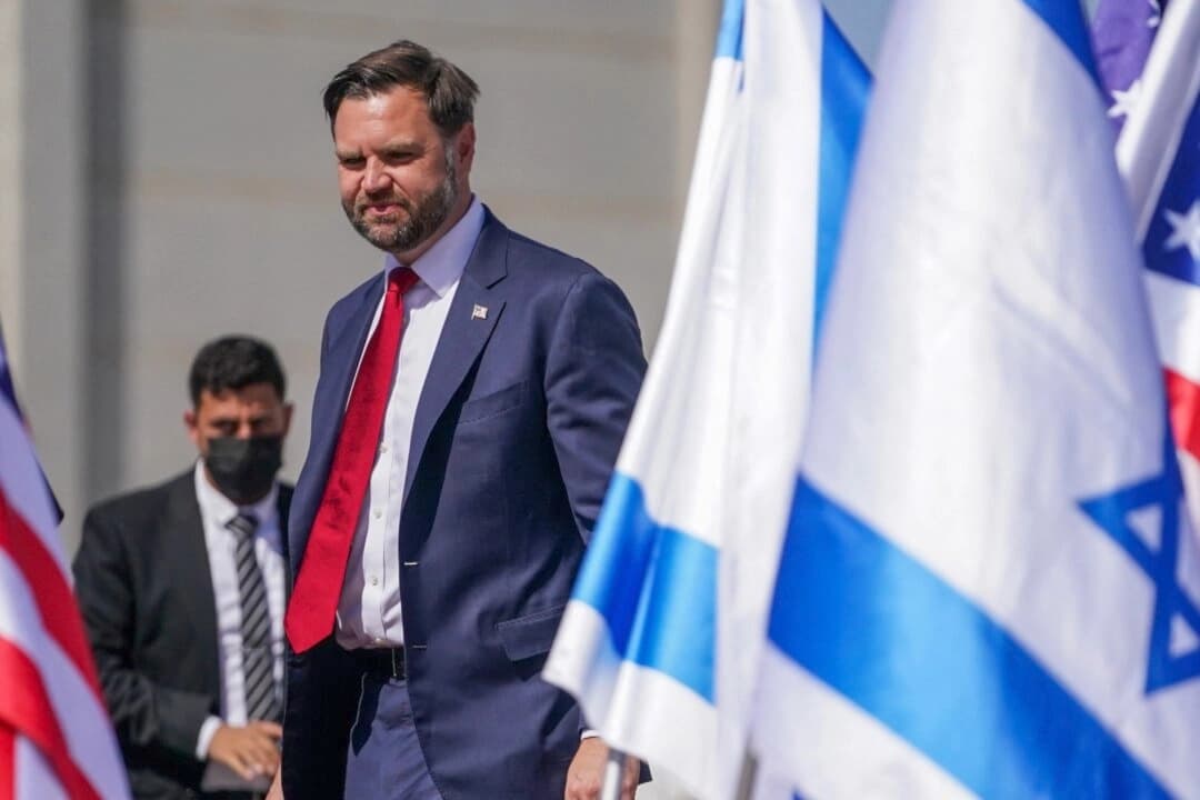 El vicepresidente J.D. Vance llega al aeropuerto Ben Gurión de Tel Aviv, Israel, el 21 de octubre de 2025. (Nathan Howard/Pool/AFP vía Getty Images)