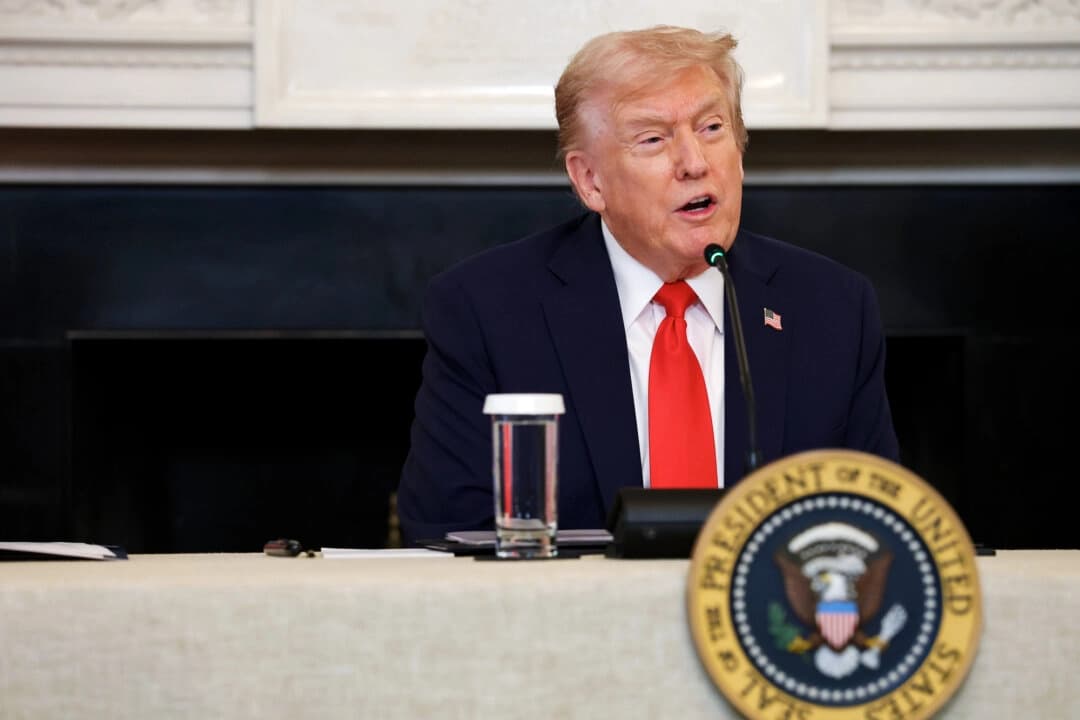 El presidente Donald Trump pronuncia un discurso durante una mesa redonda sobre Antifa en la Casa Blanca el 8 de octubre de 2025. (Anna Moneymaker/Getty Images)
