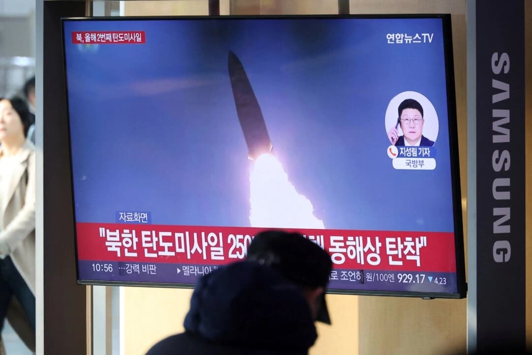 Personas miran un televisor transmitiendo noticias sobre Corea del Norte disparando múltiples misiles de corte alcance, en Seúl, Corea del Sur, el 14 de enero de 2025. (Kim Hong-Ji/Reuters)