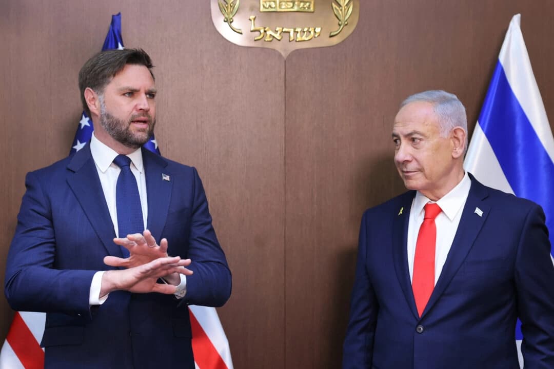 El vicepresidente estadounidense JD Vance (izquierda) se reúne con el primer ministro israelí Benjamin Netanyahu en la Oficina del Primer Ministro en Jerusalén el 22 de octubre de 2025. (Marc Israel Sellem/Jerusalem Post vía AP)