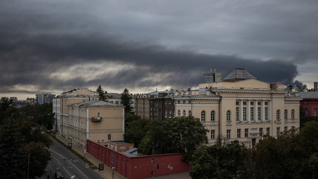 Se ve humo elevándose sobre el centro de Kiev tras un ataque ruso el 28 de septiembre de 2025 en Kiev, Ucrania. (Ed Ram/Getty Images)
