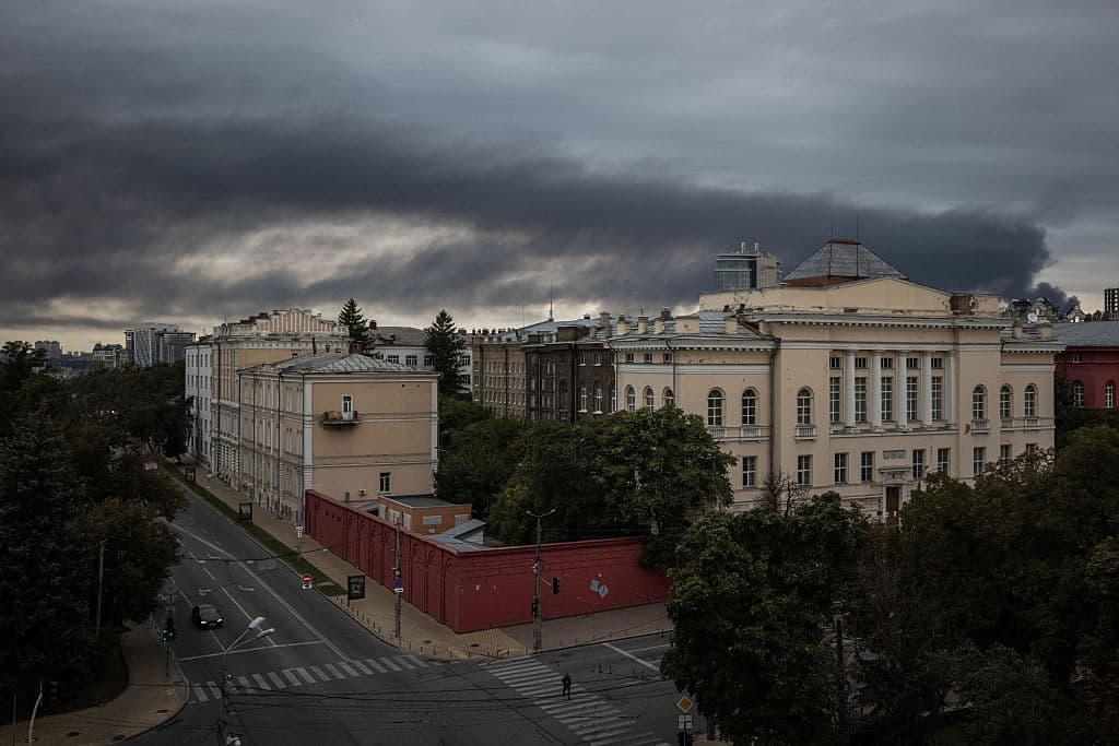 Se ve humo elevándose sobre el centro de Kiev tras un ataque ruso el 28 de septiembre de 2025 en Kiev, Ucrania. (Ed Ram/Getty Images)
