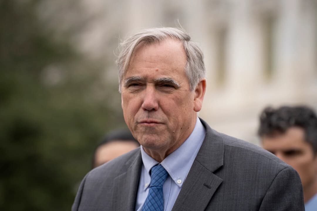 El senador Jeff Merkley (D-Ore.) habla durante una conferencia de prensa en el Triángulo de la Cámara de Representantes, cerca del edificio del Capitolio de Estados Unidos, el 22 de marzo de 2024. (Madalina Vasiliu/The Epoch Times)