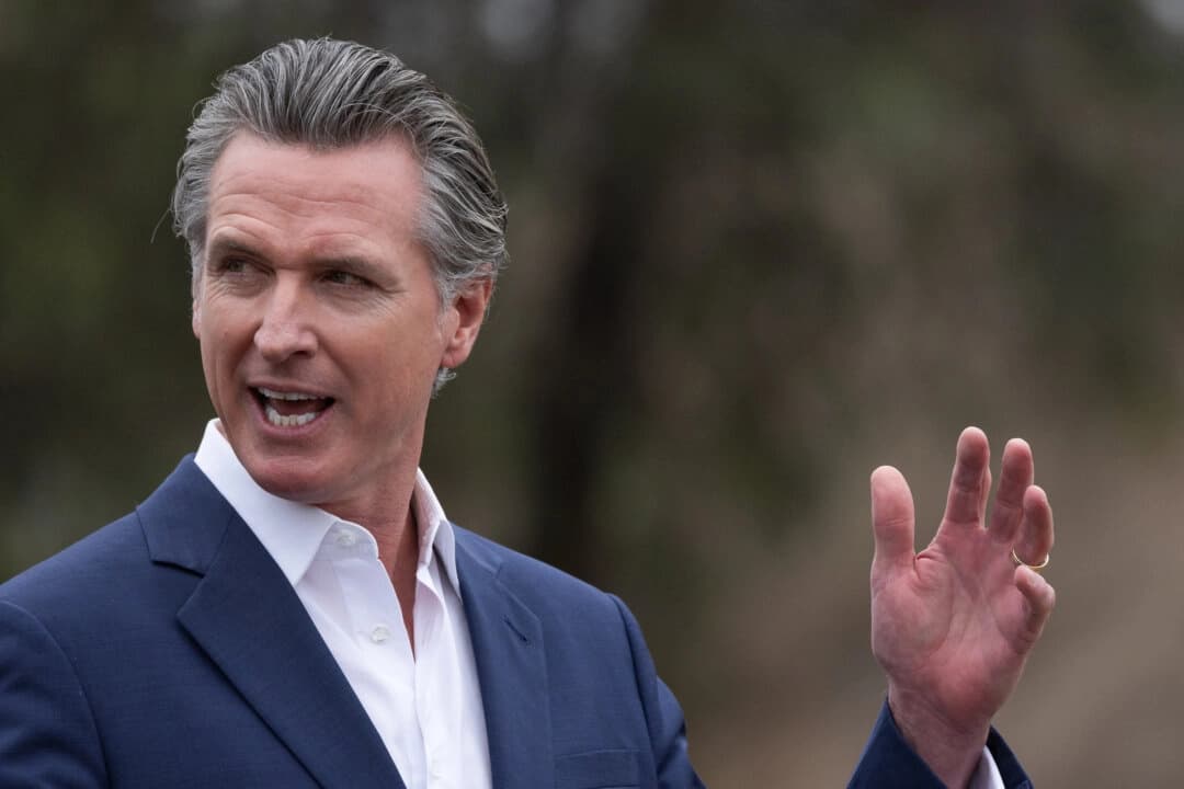El gobernador de California, Gavin Newsom, habla en Los Ángeles el 25 de septiembre de 2024. (John Fredricks/The Epoch Times)