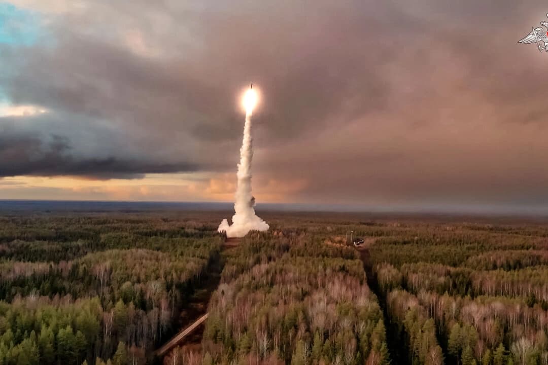 Un misil balístico intercontinental Yars se prueba desde la plataforma de lanzamiento de Plesetsk en la península de Kamchatka, Rusia, el 29 de octubre de 2024. (Servicio de Prensa del Ministerio de Defensa ruso/AP)