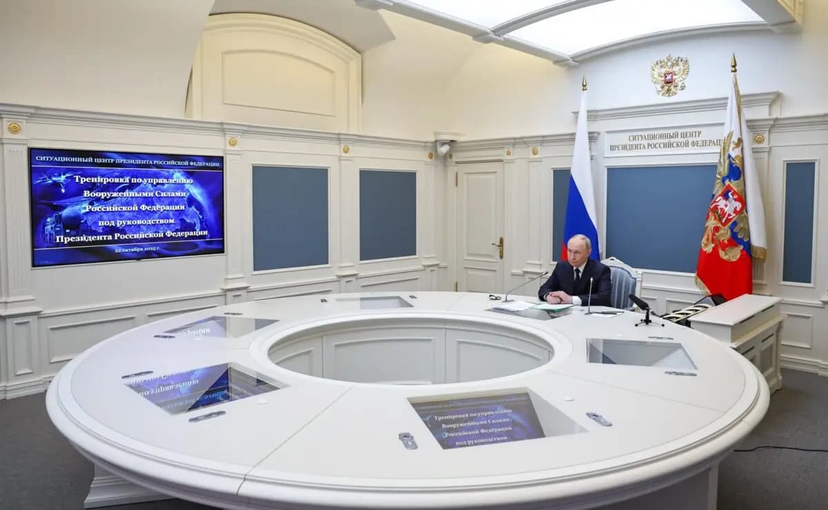 <em>El presidente ruso, Vladimir Putin, inspecciona un ejercicio militar de las fuerzas nucleares del país en tierra, mar y aire para probar su preparación y estructura de mando, a través de un enlace de video desde Moscú, el 22 de octubre de 2025. (Cortesía del Kremlin)</em>