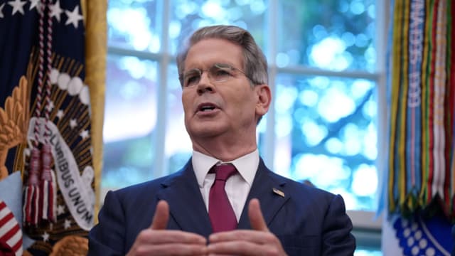 El secretario del Tesoro de EE. UU., Scott Bessent, habla antes de que el presidente Donald Trump firme órdenes ejecutivas en el Despacho Oval de la Casa Blanca el 25 de septiembre de 2025 en Washington, DC. (Foto de Andrew Harnik/Getty Images)