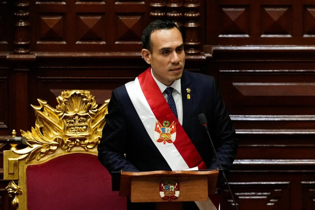 El nuevo presidente de Perú, José Jeri, observa durante la ceremonia de toma de posesión, después de que el Congreso votara a favor de destituir a la expresidenta Dina Boluarte, en Lima, el 10 de octubre de 2025. (Angela Ponce/Reuters)