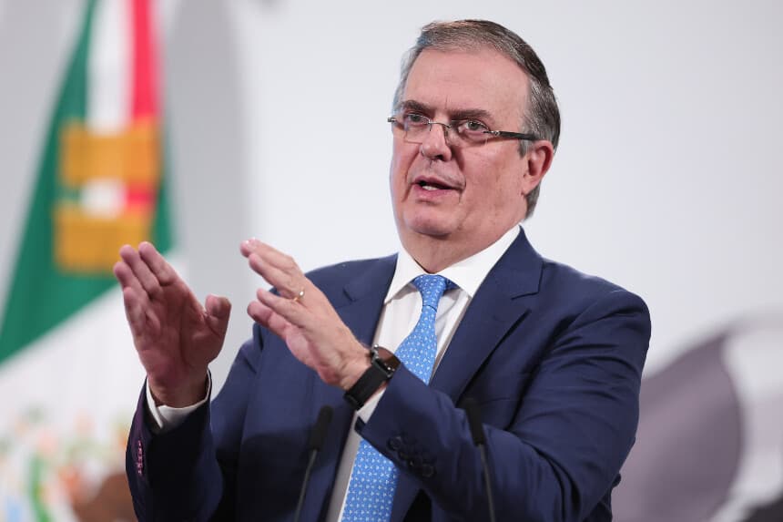 El secretario de Economía de México, Marcelo Ebrard, habla durante la rueda de prensa matutina diaria en el Palacio Nacional el 28 de agosto de 2025 en Ciudad de México, México. (Héctor Vivas/Getty Images)