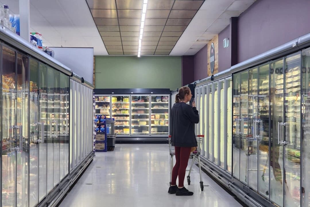 Una mujer compra en la sección refrigerada de un supermercado en Australia Occidental el 4 de mayo de 2024. (Susan Mortimer/ The Epoch Times)