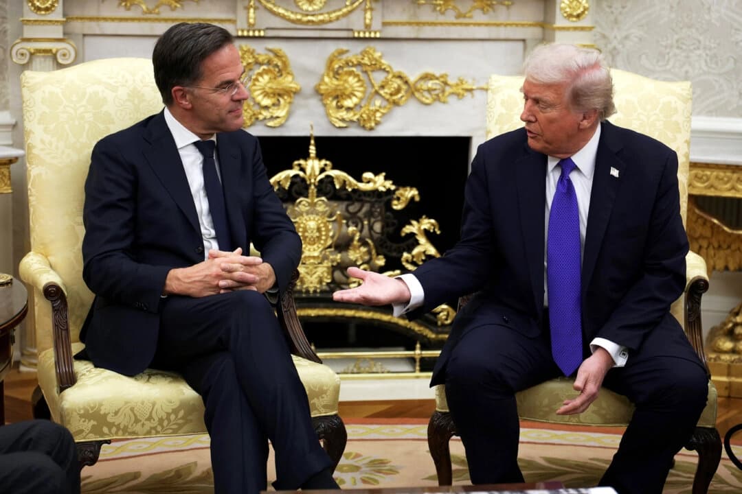 El secretario general de la OTAN, Mark Rutte (izq.), estrecha la mano del presidente estadounidense Donald Trump durante una reunión en la Oficina Oval de la Casa Blanca el 22 de octubre de 2025. (Alex Wong/Getty Images)