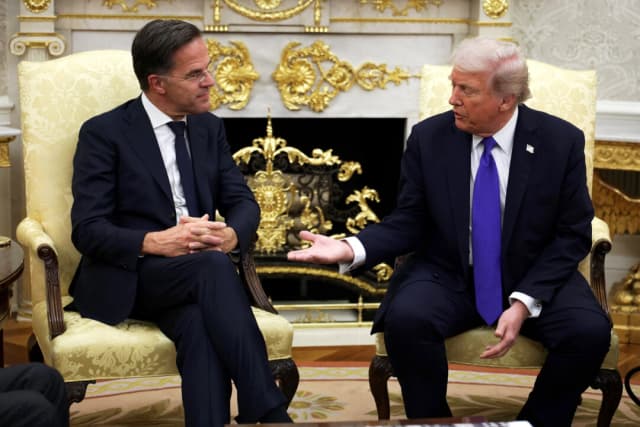 El secretario general de la OTAN, Mark Rutte (izq.), estrecha la mano del presidente estadounidense Donald Trump durante una reunión en la Oficina Oval de la Casa Blanca el 22 de octubre de 2025. (Alex Wong/Getty Images)