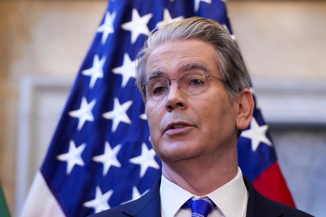 El secretario del Tesoro de Estados Unidos, Scott Bessent, habla en una rueda de prensa al margen de las reuniones anuales del FMI y el Banco Mundial en Washington D. C., el 15 de octubre de 2025. (Ken Cedeno/Reuters)