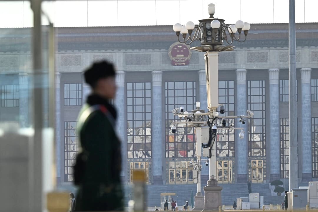Un policía paramilitar chino monta guardia frente al Gran Salón del Pueblo en Pekín el 26 de febrero de 2025. (Pedro Pardo/AFP vía Getty Images)