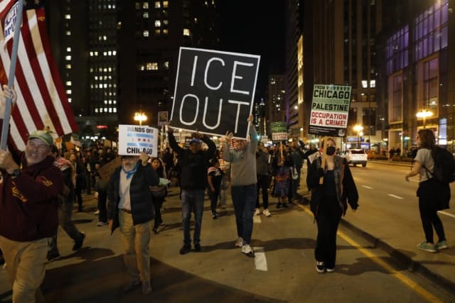 La gente marcha para protestar por la llegada de la Guardia Nacional de Texas y agentes del Servicio de Inmigración y Control de Aduanas de Estados Unidos (ICE) al centro de Chicago el 8 de octubre de 2025. (Octavio Jones/AFP)