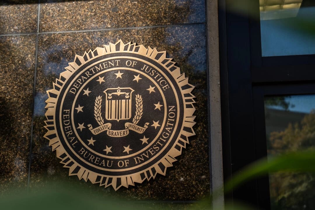 El logotipo del FBI en Washington el 21 de octubre de 2025. (Madalina Kilroy/The Epoch Times)
