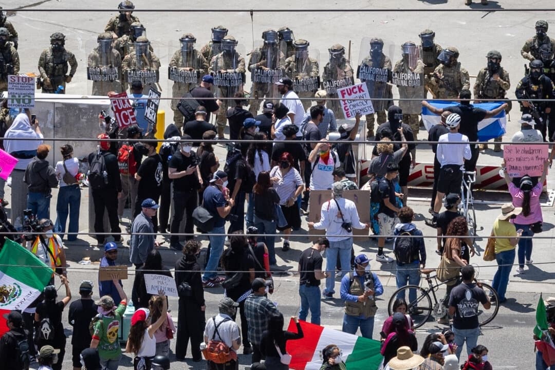 Manifestantes pro inmigración se enfrentan a agentes federales y miembros de la Guardia Nacional de California en Los Ángeles el 8 de junio de 2025. (John Fredricks/The Epoch Times)
