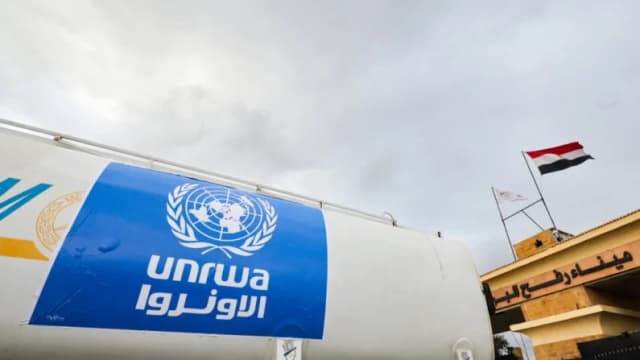 Un camión con el logotipo de la Agencia de Naciones Unidas para los Refugiados de Palestina en el Cercano Oriente (UNRWA) cruza a Egipto desde Gaza por el cruce fronterizo de Rafah durante una tregua temporal entre Hamás e Israel, el 27 de noviembre de 2023. (Amr Abdallah Dalsh/Reuters)