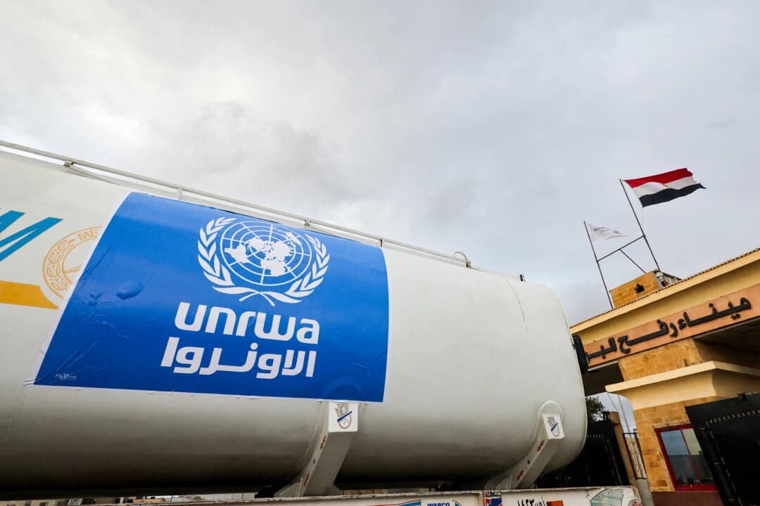 Un camión con el logotipo de la Agencia de Naciones Unidas para los Refugiados de Palestina en el Cercano Oriente (UNRWA) cruza a Egipto desde Gaza por el cruce fronterizo de Rafah durante una tregua temporal entre Hamás e Israel, el 27 de noviembre de 2023. (Amr Abdallah Dalsh/Reuters)