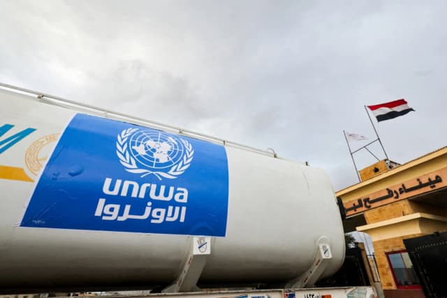 Un camión con el logotipo de la Agencia de Naciones Unidas para los Refugiados de Palestina en el Cercano Oriente (UNRWA) cruza a Egipto desde Gaza por el cruce fronterizo de Rafah durante una tregua temporal entre Hamás e Israel, el 27 de noviembre de 2023. (Amr Abdallah Dalsh/Reuters)
