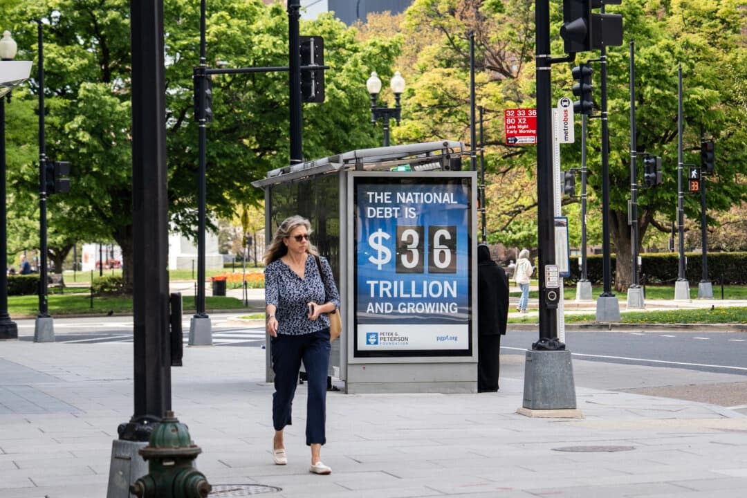 El reloj de la deuda nacional se exhibe en una estación de autobuses en Washington el 14 de abril de 2025. (Madalina Vasiliu/The Epoch Times)