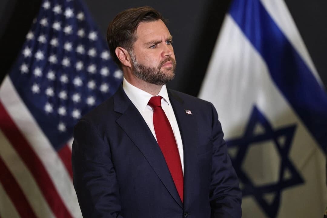El vicepresidente de EE. UU., JD Vance, en el Centro de Coordinación Civil-Militar de Israel el 21 de octubre de 2025. (Fadel Senna/AFP)
