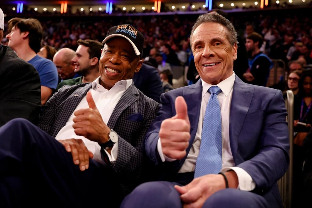 El alcalde de Nueva York, Eric Adams, posa junto al candidato independiente a la alcaldía y exgobernador de Nueva York, Andrew Cuomo, durante el partido entre los New York Knicks y los Cleveland Cavaliers en el Madison Square Garden de Nueva York, el 22 de octubre de 2025. Esa misma tarde, Cuomo participó en el segundo debate de las próximas elecciones a la alcaldía. (Al Bello/Getty Images)
