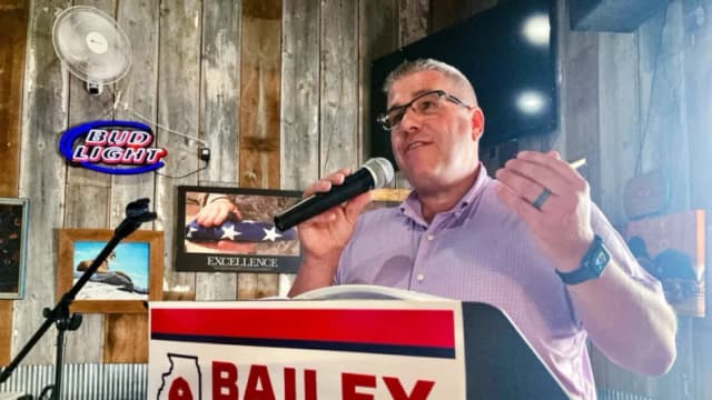 El candidato republicano a gobernador de Illinois, Darren Bailey, habla con los votantes durante un acto de campaña en Atenas, Illinois, el 14 de junio de 2022. John O'Connor/Foto AP)
