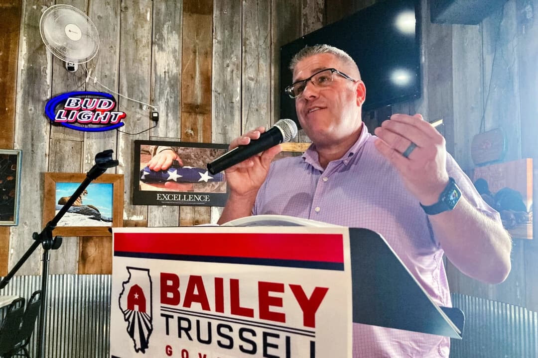 El candidato republicano a gobernador de Illinois, Darren Bailey, habla con los votantes durante un acto de campaña en Atenas, Illinois, el 14 de junio de 2022. John O'Connor/Foto AP)