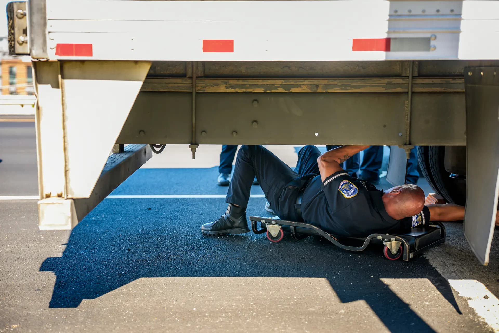 Un oficial de policía revisa debajo de un camión en un control de seguridad vial en Washington el 8 de septiembre de 2025. Una auditoría nacional realizada por la Administración Federal de Seguridad de Autotransportes sobre las licencias de conducir comerciales sin domicilio reveló un incumplimiento generalizado en varios estados, siendo California el que presentaba los problemas más graves en la forma de expedir dichas licencias. (Andrew Harnik/Getty Images).