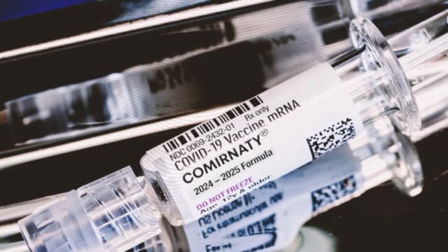 Una bandeja con la vacuna Pfizer-BioNTech contra COVID-19 se ve en un centro de atención médica en Miami el 29 de mayo de 2025. (Joe Raedle/Getty Images)
