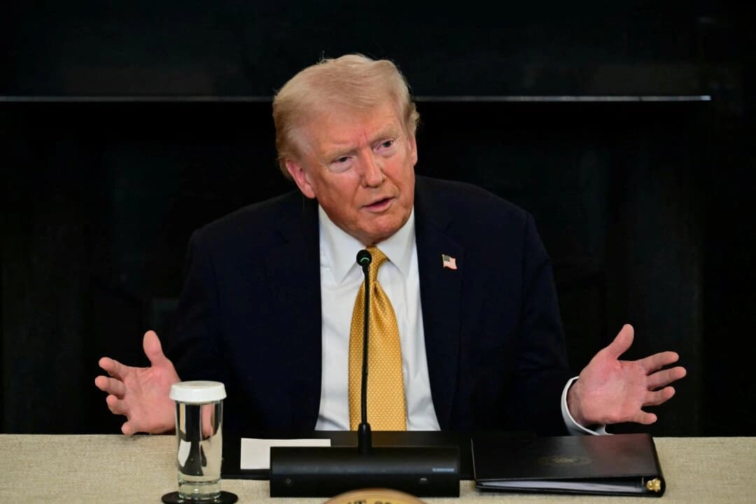 El presidente Donald Trump habla durante una mesa redonda sobre las fuerzas del orden en el Comedor de Estado de la Casa Blanca el 23 de octubre de 2025 en Washington. (Jim Watson/AFP)