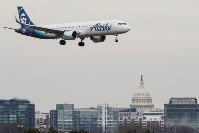 Un avión de Alaska Airlines sobrevuela el Capitolio de Estados Unidos antes de aterrizar en el Aeropuerto Nacional Reagan en Arlington, Virginia, el 24 de enero de 2022. (Reuters/Joshua Roberts)