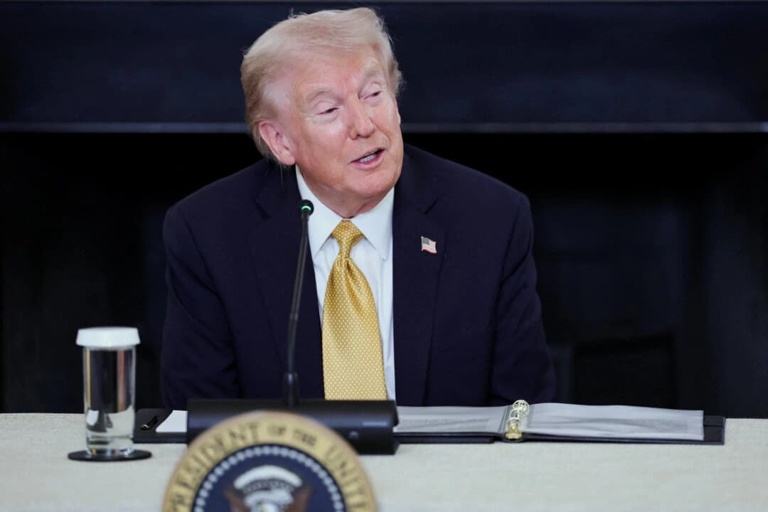 El presidente de Estados Unidos, Donald Trump, habla durante un anuncio sobre las políticas de su administración contra los cárteles y la trata de personas, desde el Comedor de Estado de la Casa Blanca, el 23 de octubre de 2025. (Jonathan Ernst / Reuters)