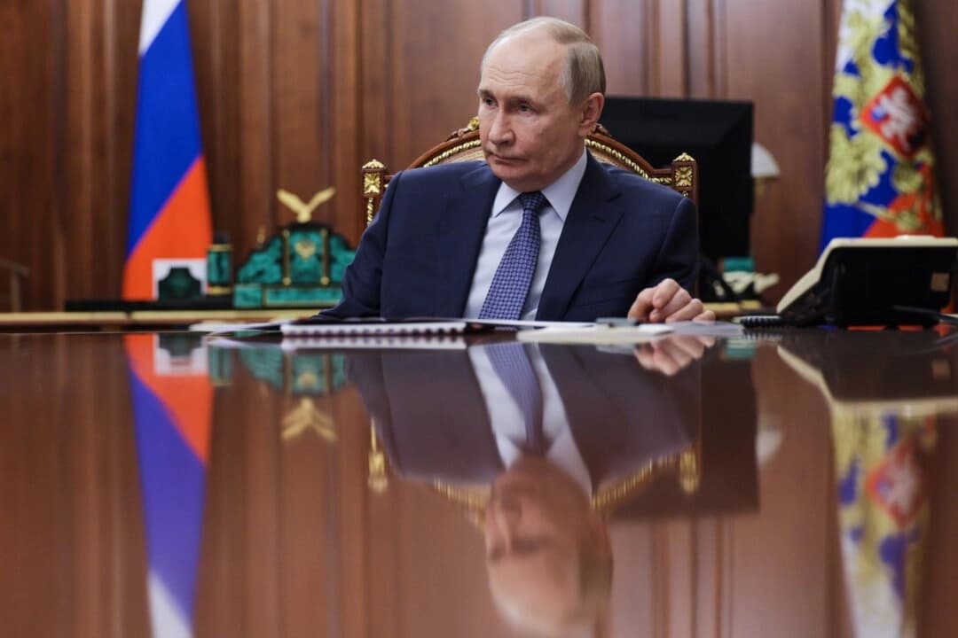 El presidente ruso, Vladimir Putin, escucha a la jefa del Servicio Federal de Supervisión de los Recursos Naturales (Rosprirodnadzor), Svetlana Radionova, durante su reunión en el Kremlin en Moscú, Rusia, el 21 de octubre de 2025. (Alexander Kazakov, Sputnik, Kremlin Pool Photo vía AP)