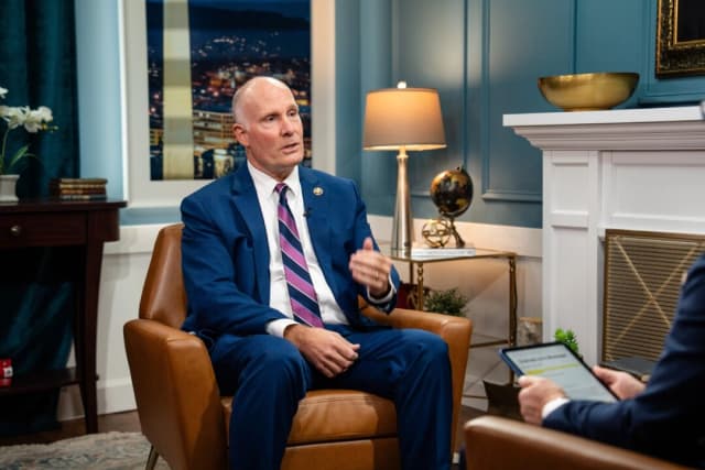 El presidente del Comité Selecto de la Cámara de Representantes sobre el Partido Comunista Chino, el representante John Moolenaar (R-Mich.), habla durante una entrevista con The Epoch Times en Washington el 21 de octubre de 2025. (Madalina Kilroy/The Epoch Times)