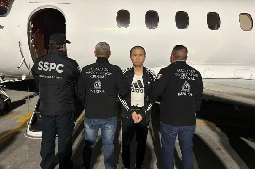 Fotografía tomada de la cuenta en X @OHarfuch del secretario de Seguridad y Protección Ciudadana, Omar H García Harfuch, donde se ve a Zhi Dong Zhang (2-d) este jueves, en México. (EFE)