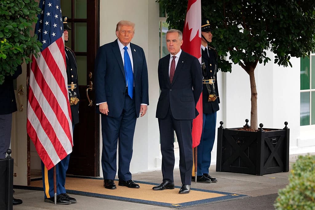 El presidente Donald Trump da la bienvenida al primer ministro canadiense Mark Carney a la Casa Blanca el 7 de octubre de 2025. (Chip Somodevilla/Getty Images)
