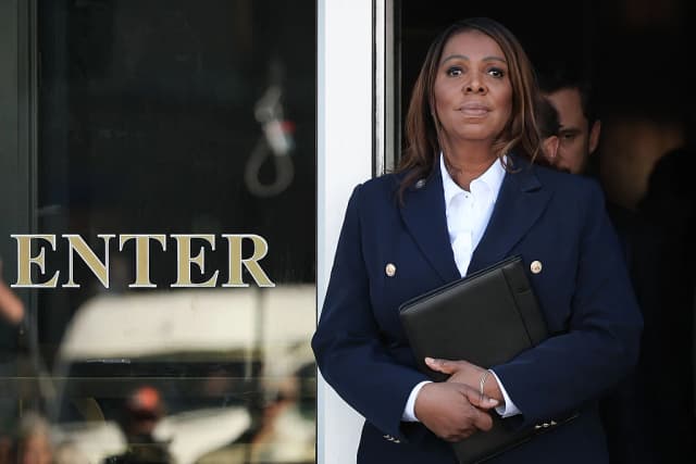 La fiscal general de Nueva York, Letitia James, abandona el juzgado federal Walter E. Hoffman tras una vista preliminar celebrada en Norfolk, Virginia el 24 de octubre de 2025. (Win McNamee/Getty Images).