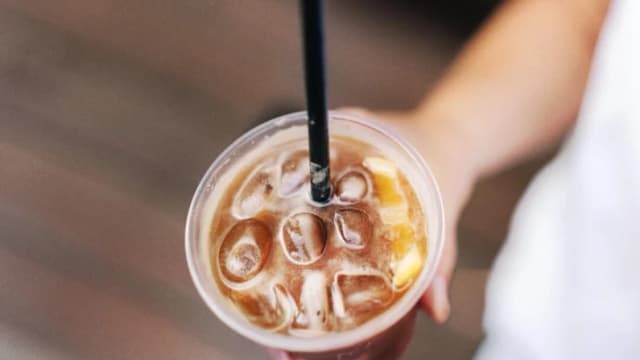 Cómo el consumo excesivo de bebidas con hielo puede dañar tu cuerpo